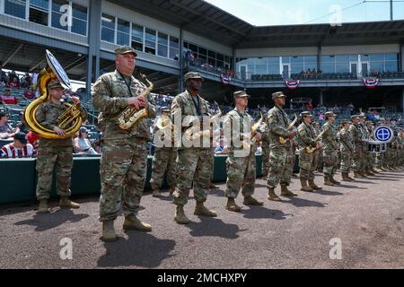 Soldaten, die der 35. Infanterie Division Band zugeteilt sind, spielen das Feld, bevor sie die Nationalhymne beim Baseballspiel der Kansas City Monarchs spielen, am 3. Juli 2022. „Dies ist eine großartige Möglichkeit für uns, in unserer Gemeinschaft sichtbar zu sein“, so Sergeant 1. Class Todd Hollins über die Öffentlichkeitsarbeit der Band. „Wir sind eine Verbindung zwischen der Zivilbevölkerung und dem Militär.“ Stockfoto