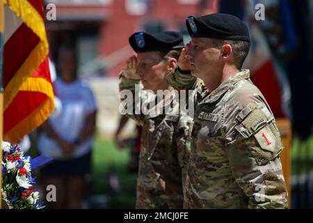 1. Oberfeldwebel der Infanteriedivision, Oberfeldwebel, Oberfeldwebel, Christopher L. Mullinax (rechts), und 1. Stellvertreter der Infanterieabteilung, Befehlshaber der Generalunterstützung, U. S. Army Brigg. Gen. Niave F. Knell (links), salutieren Sie, nachdem Sie während der Zeremonie zur Erinnerung an den Großen Roten Krieg am 4. Juli 2022 am Vietnam Veteran's Monument im Heritage Park, Junction City, KS, einen Zeremonialkranz am Fuße des Vietnam Veteran's Monument gelegt haben. Die Zeremonie des Kranzes erlaubte es den Teilnehmern, über die Opfer nachzudenken, die die 1. Infanterieabteilung während des Vietnamkriegs gebracht hat, insbesondere über die ergriffenen Maßnahmen Stockfoto