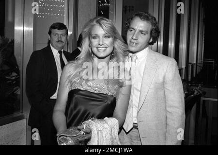 Heather Thomas und sein Verlobter George Fortmuller bei der ABC-Affiliates-Party im Century Plaza Hotel am 12. Mai 1982 in Los Angeles, Kalifornien. Kredit: Ralph Dominguez/MediaPunch Stockfoto