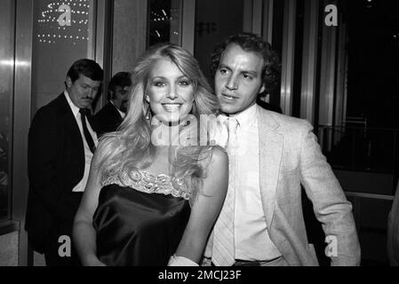 Heather Thomas und sein Verlobter George Fortmuller bei der ABC-Affiliates-Party im Century Plaza Hotel am 12. Mai 1982 in Los Angeles, Kalifornien. Kredit: Ralph Dominguez/MediaPunch Stockfoto