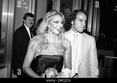 Heather Thomas und sein Verlobter George Fortmuller bei der ABC-Affiliates-Party im Century Plaza Hotel am 12. Mai 1982 in Los Angeles, Kalifornien. Kredit: Ralph Dominguez/MediaPunch Stockfoto