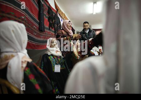 Gaza, Palästina. 19. Januar 2023. Suhaila Shaheen, 60 zeigt den Besuchern die Abschnitte ihres eigenen Museums in Rafah, südlich des Gazastreifens. Eine palästinensische Frau Suhaila Shaheen, 60, gründete ein Museum zum Kulturerbe, das die Sammlungen, die sie gesammelt hat, und das, was sie auf ihre Kosten gekauft hat, enthält. Um das Ziel zu erreichen, das erste Museum mit dem Namen seiner Stadt, Rafah, zu errichten. (Kreditbild: © Ahmed Zakot/SOPA Images via ZUMA Press Wire) NUR REDAKTIONELLE VERWENDUNG! Nicht für den kommerziellen GEBRAUCH! Stockfoto