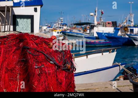 Details bunter Fischerboote, die im Hafen von Trapani, einer großen Stadt im Nordwesten Siziliens, vor Anker liegen. Stockfoto