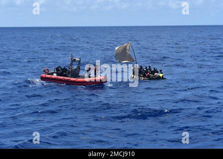 Ein abgesperrtes Migrantenschiff etwa 23 Meilen südlich von Marathon, Florida, 4. Juli 2022. USA Küstenwache Cutter Isaac Mayos Crew hat am 6. Juli 2022 32 Kubaner nach Kuba zurückgeschickt, nach drei Sperren vor der Küste von Mexiko und den Florida Keys. (USA Küstenwache Foto) Stockfoto