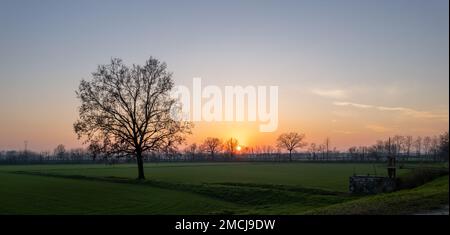 Cremona, Italien - Januar 2023 Sonnenuntergang in Plain Stockfoto