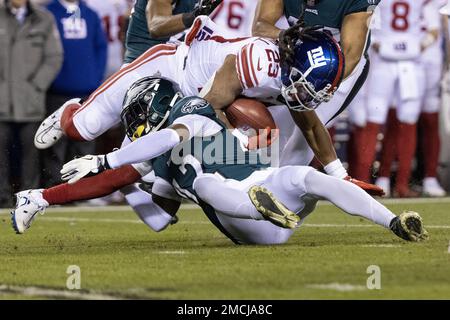 Philadelphia, Usa. 22. Januar 2023. New York Giants Running Back Gary Brightwell (23) wird von Philadelphia Eagles Safety K'von Wallace (42) während der zweiten Hälfte des NFL Divisional Round Playoff Spiels am Lincoln Financial Field in Philadelphia am Samstag, den 21. Januar 2023 angegriffen. Die Eagles gewannen 38:7. Foto: Laurence Kesterson/UPI Credit: UPI/Alamy Live News Stockfoto