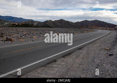 Teile des Death Valley Nationalparks liegen unterhalb des Meeresspiegels, wie dieses Verkehrsschild anzeigt. Stockfoto