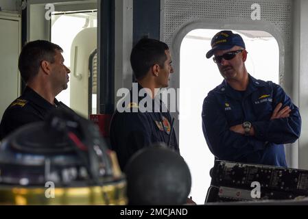 Commander der US-Küstenwache Andrew Pate, Befehlshaber der USCGC Mohawk (WMEC 913), trifft sich am 4. Juli 2022 mit Mitgliedern der portugiesischen Marine NRP Antonio Enes an Bord des berühmten Mittelausdauerschneiders USCGC Mohawk (WMEC 913) auf dem Weg im Atlantik. Die USCGC Mohawk ist auf einem geplanten Einsatz im US-Marinestreitgebiet Europa, das von der US-Sixth Fleet eingesetzt wird, um die Interessen der USA, Verbündeten und Partner zu verteidigen. Mohawk22, MohawkAfrica, Stockfoto