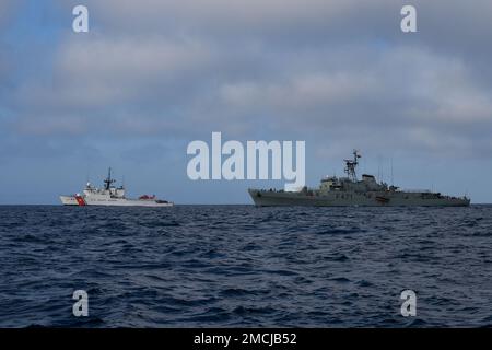 Die USCGC Mohawk (WMEC 913) und die NRP Antonio Enes segeln in Formation nach Abschluss einer gemeinsamen Übung im Atlantischen Ozean am 4. Juli 2022. Die USCGC Mohawk ist auf einem geplanten Einsatz im US-Marinestreitgebiet Europa, das von der US-Sixth Fleet eingesetzt wird, um die Interessen der USA, Verbündeten und Partner zu verteidigen. Mohawk22, MohawkAfrica, Stockfoto