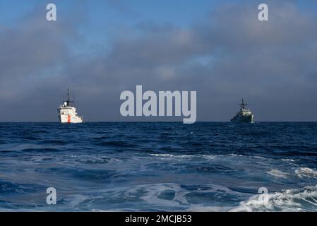 Die USCGC Mohawk (WMEC 913) und die NRP Antonio Enes segeln in Formation nach Abschluss einer gemeinsamen Übung im Atlantischen Ozean am 4. Juli 2022. Die USCGC Mohawk ist auf einem geplanten Einsatz im US-Marinestreitgebiet Europa, das von der US-Sixth Fleet eingesetzt wird, um die Interessen der USA, Verbündeten und Partner zu verteidigen. Mohawk22, MohawkAfrica, Stockfoto
