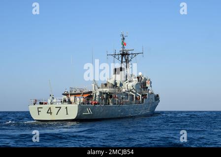 Die NRP Antonio Enes segelt im Atlantischen Ozean nach einer Übung mit der US Coast Guard am 4. Juli 2022. Die USCGC Mohawk ist auf einem geplanten Einsatz im US-Marinestreitgebiet Europa, das von der US-Sixth Fleet eingesetzt wird, um die Interessen der USA, Verbündeten und Partner zu verteidigen. Mohawk22, MohawkAfrica, Stockfoto