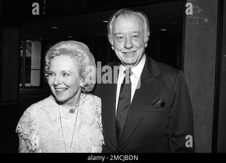 Anna Lee und David Lewis auf der ABC-Affiliates-Party im Century Plaza Hotel am 12. Mai 1982 in Los Angeles, Kalifornien. Kredit: Ralph Dominguez/MediaPunch Stockfoto