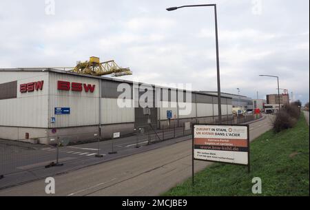 Kehl, Deutschland. 19. Januar 2023. Blick auf die Einrichtungen der Badische Stahlwerke GmbH (BSW). Die elsässische Metropole Straßburg und die benachbarte deutsche Stadt Kehl treiben ihr Projekt zur gemeinsamen Nutzung von Abwärme voran. Die Abwärme der Badische Stahlwerke GmbH (BSW) soll künftig Tausende von Haushalten in Straßburg heizen. (Dpa: "Strasbourg and Kehl Push ahead with Heat Alliance") Kredit: Christian Böhmer/dpa/Alamy Live News Stockfoto