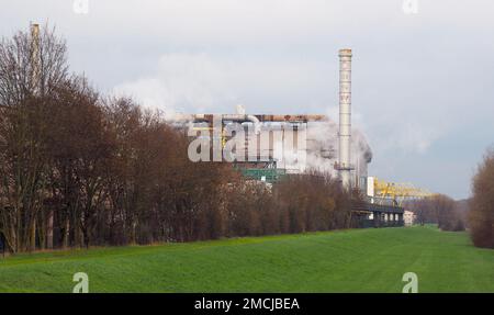 Kehl, Deutschland. 19. Januar 2023. Blick auf die Einrichtungen der Badische Stahlwerke GmbH (BSW). Die elsässische Metropole Straßburg und die benachbarte deutsche Stadt Kehl treiben ihr Projekt zur gemeinsamen Nutzung von Abwärme voran. Die Abwärme der Badische Stahlwerke GmbH (BSW) soll künftig Tausende von Haushalten in Straßburg heizen. (Dpa: "Strasbourg and Kehl Push ahead with Heat Alliance") Kredit: Christian Böhmer/dpa/Alamy Live News Stockfoto