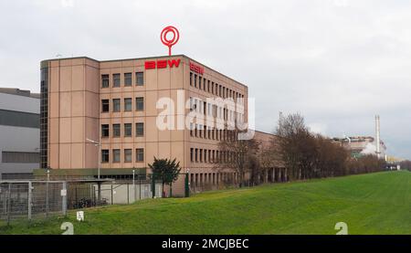 Kehl, Deutschland. 19. Januar 2023. Blick auf die Einrichtungen der Badische Stahlwerke GmbH (BSW). Die elsässische Metropole Straßburg und die benachbarte deutsche Stadt Kehl treiben ihr Projekt zur gemeinsamen Nutzung von Abwärme voran. Die Abwärme der Badische Stahlwerke GmbH (BSW) soll künftig Tausende von Haushalten in Straßburg heizen. (Dpa: "Strasbourg and Kehl Push ahead with Heat Alliance") Kredit: Christian Böhmer/dpa/Alamy Live News Stockfoto