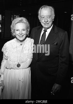 Anna Lee und David Lewis auf der ABC-Affiliates-Party im Century Plaza Hotel am 12. Mai 1982 in Los Angeles, Kalifornien. Kredit: Ralph Dominguez/MediaPunch Stockfoto