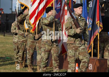 Der Farbwächter der 101. Division (Air Assault) präsentiert die Farben im Juli 4 während der Zeremonie „Salute to the Nation“ auf dem Feld der Division Parade im Rahmen des Unabhängigkeitstages der Anlage. Stockfoto