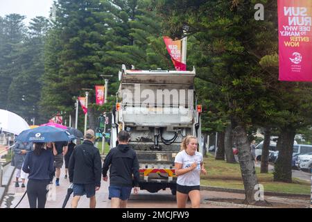 Australien Müllwagen an der Strandpromenade von Manly leert öffentliche Mülltonnen, Sydney, NSW, Australien Stockfoto