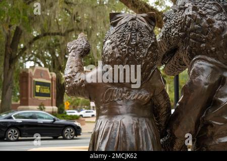 Statue von Albert und Alberta Gator, Maskottchen der University of Florida, mit Blick auf das Universitätsschild am Ben Hill Griffin Stadium. (USA) Stockfoto