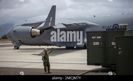 220705-M-GI936-1296 KANEOHE BAY, Hawaii (5. Juli 2022) – Canadian Armed Forces Chief Warrant Officer 7 Danny Fradette, Verkehrstechniker, hilft beim Abladen eines Royal Canadian Air Force CC-177 Globemaster auf der Marine Corps Base Hawaii während Rim of the Pacific (RIMPAC) 2022. Von Juni 29 bis August 4 nehmen an der RIMPAC 25.000 Nationen, 38 Schiffe, vier U-Boote, mehr als 170 Flugzeuge und Mitarbeiter auf und um die hawaiianischen Inseln und Südkalifornien Teil. RIMPAC ist die weltweit größte internationale Seefahrt-Übung und bietet eine einzigartige Ausbildungsmöglichkeit bei gleichzeitiger Förderung und Aufrechterhaltung von Stockfoto