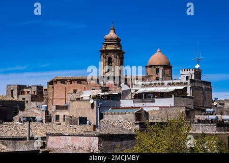 Häuser der historischen Stadt Erice, die Kirche Chiesa di San Giuliano in der Ferne. Stockfoto