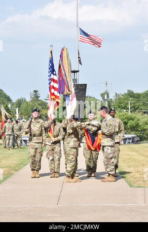 General JP McGee, rechts, kommandierender General, 101. Luftangriff, und Kommandosgt. Major Veronica Knapp, links, legen die Farben der Division während einer Farbenpracht in der McAuliffe Hall, Fort Campbell, Ky, 5. Juli 2022 fest. Die Zeremonie fand zum offiziellen Anlass des Einsatzes des schreienden Adlers in das europäische Kommandozentrum statt, um die NATO-Verbündeten zu schützen und russische Aggressionen in der Region abzuwehren. Die Hülle der Farben symbolisiert ihre Abreise aus Fort Campbell, Ky. Ihre Farben bleiben bis nach ihrer Ankunft im europäischen Kommandotheater erhalten Stockfoto