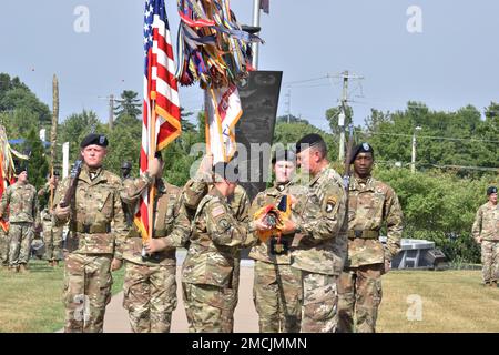 General JP McGee, rechts, kommandierender General, 101. Luftangriff, und Kommandosgt. Major Veronica Knapp, links, legen die Farben der Division während einer Farbenpracht in der McAuliffe Hall, Fort Campbell, Ky, 5. Juli 2022 fest. Die Zeremonie fand zum offiziellen Anlass des Einsatzes des schreienden Adlers in das europäische Kommandozentrum statt, um die NATO-Verbündeten zu schützen und russische Aggressionen in der Region abzuwehren. Die Hülle der Farben symbolisiert ihre Abreise aus Fort Campbell, Ky. Ihre Farben bleiben bis nach ihrer Ankunft im europäischen Kommandotheater erhalten Stockfoto