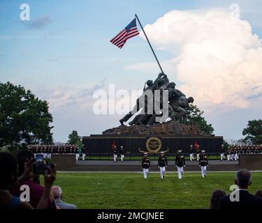 Baracken Marines marschieren in Position während einer Sunset Parade am Marine Corps war Memorial, Arlington, Virginia, 5. Juli 2022. Gastgeber des Abends war General Mark H. Clingan, stellvertretender Kommandant, Kampfentwicklung und -Integration, und Oberstleutnant Joseph Shusko, United States Marine Corps (Ret.), der Ehrengast. Stockfoto