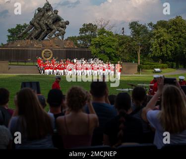 Marines mit ‚The Commandant’s Own‘, USA Marine Drum and Bugle Corps, Aufführung während einer Sunset Parade am Marine Corps war Memorial, Arlington, Virginia, 5. Juli 2022. Gastgeber des Abends war General Mark H. Clingan, stellvertretender Kommandant, Kampfentwicklung und Integration, und Oberstleutnant Joseph Shusko, United States Marine Corps (Ret.), der Ehrengast. Stockfoto