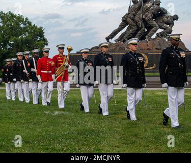 Baracken Marines marschieren nach einer Sunset Parade am Marine Corps war Memorial, Arlington, Virginia, 5. Juli 2022. Gastgeber des Abends war General Mark H. Clingan, stellvertretender Kommandant, Kampfentwicklung und -Integration, und Oberstleutnant Joseph Shusko, United States Marine Corps (Ret.), der Ehrengast. Stockfoto