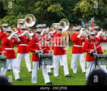 Marines mit ‚The Commandant’s Own‘, USA Marine Drum and Bugle Corps, Aufführung während einer Sunset Parade am Marine Corps war Memorial, Arlington, Virginia, 5. Juli 2022. Gastgeber des Abends war General Mark H. Clingan, stellvertretender Kommandant, Kampfentwicklung und -Integration, und Oberstleutnant Joseph Shusko, United States Marine Corps (Ret.), der Ehrengast. Stockfoto