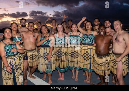 PEARL HARBOR (5. Juli 2022) - Neuseelands Kulturgruppe Māori posiert für ein Gruppenfoto, nachdem sie während eines Empfangs an Bord des Royal New Zealand Navy Hilfsöler-Wiederauffüllungsschiffs HMNZS Aotearoa (A 11) aufgetreten ist. Gastgeber des Empfangs waren das Generalkonsulat von Neuseeland, Hawaii, Mike Ketchen und der kommandierende Offizier von Aotearoa, Commander. Dave Barr, für Neuseelands Rim of the Pacific (RIMPAC) 2022 Partnerländer. Vom 29. Juni bis 4. August 25.000 nehmen an der RIMPAC-Initiative rund um die hawaiianischen Inseln und so rund um die hawaiianischen Inseln 26 Nationen, 38 Schiffe, vier U-Boote, mehr als 170 Flugzeuge und Mitarbeiter Teil Stockfoto