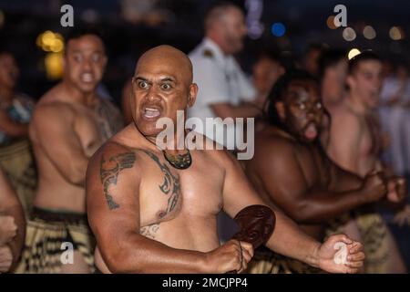 PEARL HARBOR (5. Juli 2022) - die neuseeländische Kulturgruppe Māori tritt während eines Empfangs an Bord des Hilfsölerschiffs HMNZS Aotearoa (A 11) der Royal New Zealand Navy auf. Gastgeber des Empfangs waren das Generalkonsulat von Neuseeland, Hawaii, Mike Ketchen und der kommandierende Offizier von Aotearoa, Commander. Dave Barr, für Neuseelands Rim of the Pacific (RIMPAC) 2022 Partnerländer. Von Juni 29 bis August 4 nehmen an der RIMPAC 25.000 Nationen, 38 Schiffe, vier U-Boote, mehr als 170 Flugzeuge und Mitarbeiter auf und um die hawaiianischen Inseln und Südkalifornien Teil. Die der Welt Stockfoto