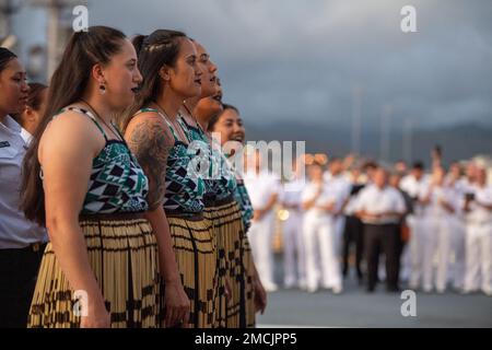 PEARL HARBOR (5. Juli 2022) - die neuseeländische Kulturgruppe Māori tritt während eines Empfangs an Bord des Hilfsölerschiffs HMNZS Aotearoa (A 11) der Royal New Zealand Navy auf. Gastgeber des Empfangs waren das Generalkonsulat von Neuseeland, Hawaii, Mike Ketchen und der kommandierende Offizier von Aotearoa, Commander. Dave Barr, für Neuseelands Rim of the Pacific (RIMPAC) 2022 Partnerländer. Von Juni 29 bis August 4 nehmen an der RIMPAC 25.000 Nationen, 38 Schiffe, vier U-Boote, mehr als 170 Flugzeuge und Mitarbeiter auf und um die hawaiianischen Inseln und Südkalifornien Teil. Die der Welt Stockfoto