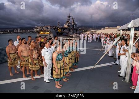 PEARL HARBOR (5. Juli 2022) - die neuseeländische Kulturgruppe Māori tritt während eines Empfangs an Bord des Hilfsölerschiffs HMNZS Aotearoa (A 11) der Royal New Zealand Navy auf. Gastgeber des Empfangs waren das Generalkonsulat von Neuseeland, Hawaii, Mike Ketchen und der kommandierende Offizier von Aotearoa, Commander. Dave Barr, für Neuseelands Rim of the Pacific (RIMPAC) 2022 Partnerländer. Von Juni 29 bis August 4 nehmen an der RIMPAC 25.000 Nationen, 38 Schiffe, vier U-Boote, mehr als 170 Flugzeuge und Mitarbeiter auf und um die hawaiianischen Inseln und Südkalifornien Teil. Die der Welt Stockfoto