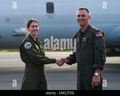 220706-N-EE352-2028 PEARL HARBOR (6. Juli 2022) Royal Australian Air Force (RAAF) Flight LT. Natasha Henderson, Left, Einheimische aus Adelaide, Australien, zugeteilt zur Nr. 11. Staffel im 92. Flügel, schüttelt den USA die Hand Navy Captain John Voorheis, stammt aus Anacortes, Washington, kommodore der Task Force (CTF) 172, neben einem RAAF P-8A Poseidon Maritime Patrol Flugzeug am Luftwaffenstützpunkt Hickam, Hawaii, während Rim of the Pacific (RIMPAC) 2022. 26 Nationen, 38 Schiffe, vier U-Boote, mehr als 170 Flugzeuge und 25.000 Mitarbeiter nehmen von Juni 29 bis August 4 in A an RIMPAC Teil Stockfoto