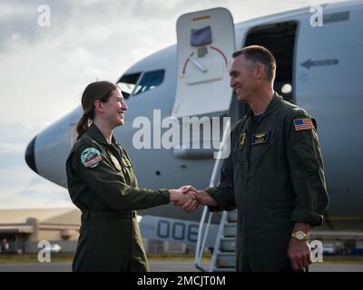 220706-N-EE352-2038 PEARL HARBOR (6. Juli 2022) Royal Australian Air Force (RAAF) Flight LT. Natasha Henderson, Left, Einheimische aus Adelaide, Australien, zugeteilt zur Nr. 11. Staffel im 92. Flügel, schüttelt den USA die Hand Navy Captain John Voorheis, stammt aus Anacortes, Washington, kommodore der Task Force (CTF) 172, neben einem RAAF P-8A Poseidon Maritime Patrol Flugzeug am Luftwaffenstützpunkt Hickam, Hawaii, während Rim of the Pacific (RIMPAC) 2022. 26 Nationen, 38 Schiffe, vier U-Boote, mehr als 170 Flugzeuge und 25.000 Mitarbeiter nehmen von Juni 29 bis August 4 in A an RIMPAC Teil Stockfoto