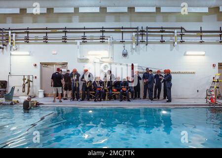 USA Marines mit der 26. Marine Expeditionary Unit nehmen am Unterwasser-Egress-Training (UET) in Camp Lejeune, North Carolina, am 6. Juli 2022 Teil. UET ist ein Kurs, der den Mitgliedern des Dienstes die Fähigkeiten und das Selbstvertrauen vermittelt, erfolgreich und sicher aus einem in Wasser eingetauchten Flugzeug zu entkommen. Stockfoto