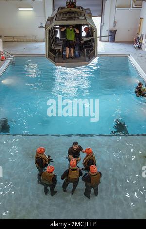 USA Marines mit der 26. Marine Expeditionary Unit nehmen am Unterwasser-Egress-Training (UET) in Camp Lejeune, North Carolina, am 6. Juli 2022 Teil. UET ist ein Kurs, der den Mitgliedern des Dienstes die Fähigkeiten und das Selbstvertrauen vermittelt, erfolgreich und sicher aus einem in Wasser eingetauchten Flugzeug zu entkommen. Stockfoto