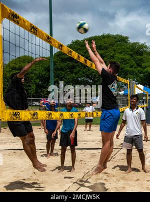 PEARL HARBOR (5. JULI 2022) USA Navy Aviation Electrician’s Mate Airman Matthew Kelley aus Lexington, Kentucky, USA zugewiesen Das Amphibienschiff USS Essex (LHD 2) der Navy Wasp-Klasse spielt während eines Volleyballturniers mit Mitgliedern der indischen Fregatte IN Satpura (F48) während des Rim of the Pacific (RIMPAC) 2022 am 5. Juli ein Übungsspiel. Von Juni 29 bis August 4 nehmen an der RIMPAC 25.000 Nationen, 38 Schiffe, vier U-Boote, mehr als 170 Flugzeuge und Mitarbeiter auf und um die hawaiianischen Inseln und Südkalifornien Teil. Die weltweit größten internationalen Seeverkehrsübungen Stockfoto