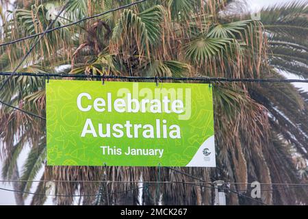 Sydney, Australien. Sonntag, 22. Januar 2023 Manly Beach Sydney, Northern Beaches council hat Banner und Flyer in Manly Beach eingerichtet, um den bevorstehenden Australia Day zu bewerben, der jedes Jahr am 26. Januar stattfindet. Der Australia Day ist ein landesweiter Feiertag zur Feier Australiens und erinnert auch an die Landung der ersten Flotte im Jahr 1788 in Sydney Cove, umstritten genannt „IT Invasion Day“, Credit: martin Berry/Alamy Live News Stockfoto
