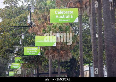 Sydney, Australien. Sonntag, 22. Januar 2023 Manly Beach Sydney, Northern Beaches council hat Banner und Flyer in Manly Beach eingerichtet, um den bevorstehenden Australia Day zu bewerben, der jedes Jahr am 26. Januar stattfindet. Der Australia Day ist ein landesweiter Feiertag zur Feier Australiens und erinnert auch an die Landung der ersten Flotte im Jahr 1788 in Sydney Cove, umstritten genannt „IT Invasion Day“, Credit: martin Berry/Alamy Live News Stockfoto