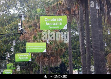 Sydney, Australien. Sonntag, 22. Januar 2023 Manly Beach Sydney, Northern Beaches council hat Banner und Flyer in Manly Beach eingerichtet, um den bevorstehenden Australia Day zu bewerben, der jedes Jahr am 26. Januar stattfindet. Der Australia Day ist ein landesweiter Feiertag zur Feier Australiens und erinnert auch an die Landung der ersten Flotte im Jahr 1788 in Sydney Cove, umstritten genannt „IT Invasion Day“, Credit: martin Berry/Alamy Live News Stockfoto