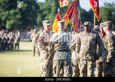 In Übereinstimmung mit einer Tradition, die so alt ist wie die Armee selbst, Brig. General David Stewart, kommandierender General, 32. Armee-Luft- und Raketenabwehrkommando, übergibt 31. Air Defense Artillery Brigade Guidon an den neuen Kommandeur der Einheit, Oberst Ryan L. Schrock, der die Übernahme des Kommandos signalisiert. Stockfoto