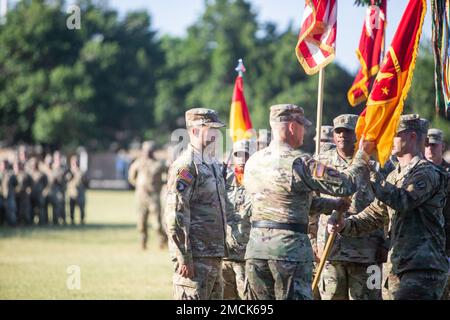 Während einer Zeremonie zum Kommandowechsel am 6. Juli 2022 in Fort Sill, Brig. General David Stewart, kommandierender General, 32. Army Air and Missile Defense Command, übernimmt den Guidon des ehemaligen Befehlshabers der 31. Air Defense Artillery Brigade, Oberst Judson Gillett, der seine Aufgabe des Kommandos signalisiert. Stockfoto