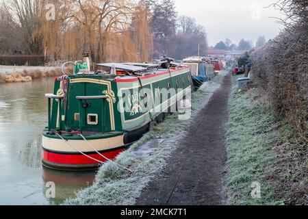 Kanalboote auf dem oxford Kanal an einem frostigen Januar Morgen. Cropredy, Oxfordshire, England Stockfoto