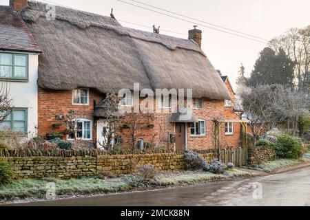 Strohgedeckte Hütten im Januar-Frost. Cropredy, Oxfordshire, England Stockfoto