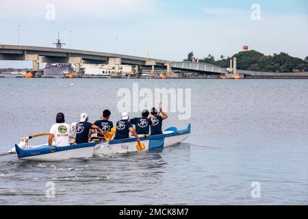 PEARL HARBOR (6. Juli 2022) – Partnerländer treten im Rahmen des Rim of the Pacific (RIMPAC) 2022 an einem Outrigger-Kanufahrwettbewerb an. Von Juni 29 bis August 4 nehmen an der RIMPAC 25.000 Nationen, 38 Schiffe, vier U-Boote, mehr als 170 Flugzeuge und Mitarbeiter auf und um die hawaiianischen Inseln und Südkalifornien Teil. RIMPAC ist die weltweit größte internationale Seefahrt-Übung und bietet eine einzigartige Ausbildungsmöglichkeit, während gleichzeitig die kooperativen Beziehungen zwischen den Teilnehmern gefördert und aufrechterhalten werden, die für die Gewährleistung der Sicherheit von Seeschiffen und der Sicherheit auf den Weltmeeren von entscheidender Bedeutung sind. RIMPAC Stockfoto