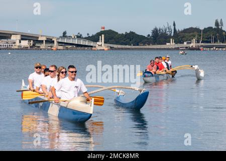 PEARL HARBOR (6. Juli 2022) – Partnerländer treten im Rahmen des Rim of the Pacific (RIMPAC) 2022 an einem Outrigger-Kanufahrwettbewerb an. Von Juni 29 bis August 4 nehmen an der RIMPAC 25.000 Nationen, 38 Schiffe, vier U-Boote, mehr als 170 Flugzeuge und Mitarbeiter auf und um die hawaiianischen Inseln und Südkalifornien Teil. RIMPAC ist die weltweit größte internationale Seefahrt-Übung und bietet eine einzigartige Ausbildungsmöglichkeit, während gleichzeitig die kooperativen Beziehungen zwischen den Teilnehmern gefördert und aufrechterhalten werden, die für die Gewährleistung der Sicherheit von Seeschiffen und der Sicherheit auf den Weltmeeren von entscheidender Bedeutung sind. RIMPAC Stockfoto