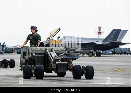 EIN US-AMERIKANISCHER Der Marine wurde der Marine Fighter Attack Squadron (VMFA) 242 zugeteilt. Er fährt während der Agile Combat-Ausbildung in der Marine Corps Air Station Iwakuni, Japan, am 6. Juli 2022 einen Jammer auf der Fluglinie. ACE nutzt die Interoperabilität zwischen den gemeinsamen Kräften, um die strategische Initiative aufrechtzuerhalten, eine tödliche, glaubwürdige Kampfmacht mit betrieblicher Unvorhersehbarkeit zu präsentieren, die letztendlich im Konflikt siegen wird. Stockfoto